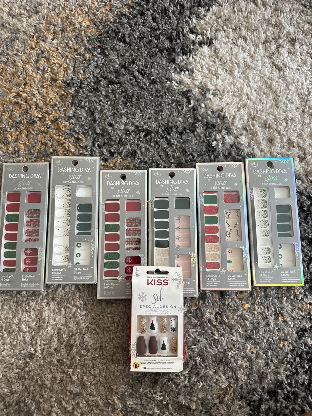 Dashing Diva Gloss Holiday Press-On Nail Kit - Green & Red Accent Designs